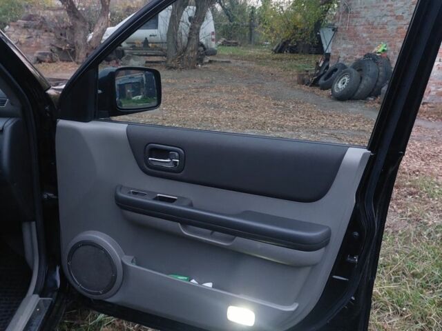 Черный Ниссан ИксТрейл, объемом двигателя 2.2 л и пробегом 260 тыс. км за 3000 $, фото 9 на Automoto.ua