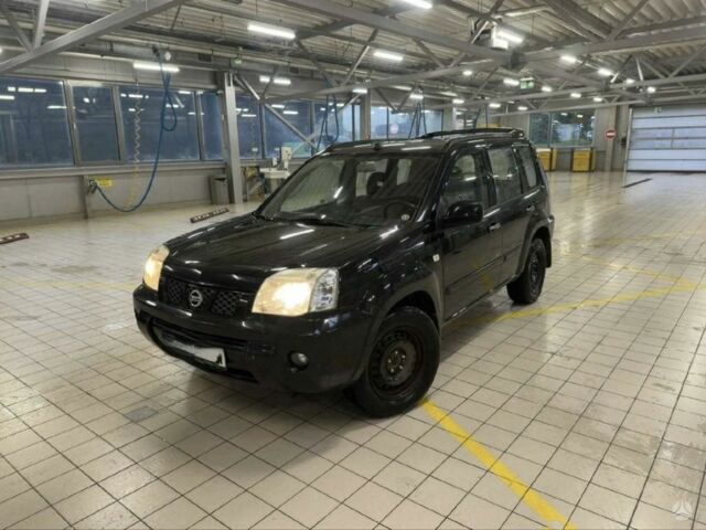 Черный Ниссан ИксТрейл, объемом двигателя 2.2 л и пробегом 330 тыс. км за 4389 $, фото 2 на Automoto.ua