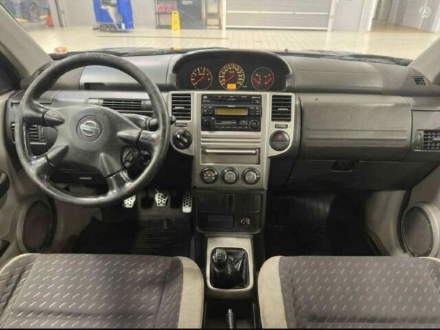 Черный Ниссан ИксТрейл, объемом двигателя 2.2 л и пробегом 330 тыс. км за 4389 $, фото 5 на Automoto.ua