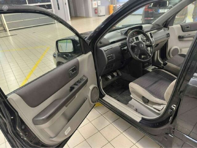 Черный Ниссан ИксТрейл, объемом двигателя 2.2 л и пробегом 330 тыс. км за 4389 $, фото 4 на Automoto.ua