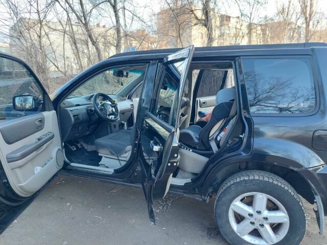 Черный Ниссан ИксТрейл, объемом двигателя 2 л и пробегом 250 тыс. км за 6533 $, фото 2 на Automoto.ua