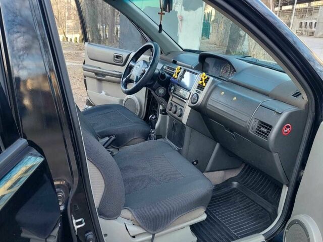 Черный Ниссан ИксТрейл, объемом двигателя 2 л и пробегом 250 тыс. км за 6533 $, фото 3 на Automoto.ua