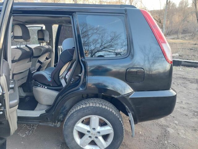 Черный Ниссан ИксТрейл, объемом двигателя 2 л и пробегом 250 тыс. км за 6533 $, фото 4 на Automoto.ua