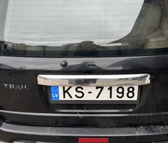 Черный Ниссан ИксТрейл, объемом двигателя 2.2 л и пробегом 385 тыс. км за 2800 $, фото 7 на Automoto.ua