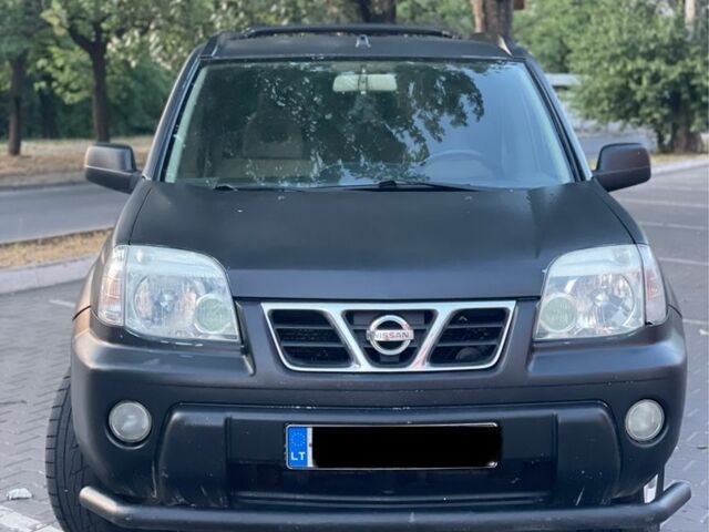 Черный Ниссан ИксТрейл, объемом двигателя 2.2 л и пробегом 412 тыс. км за 2900 $, фото 1 на Automoto.ua