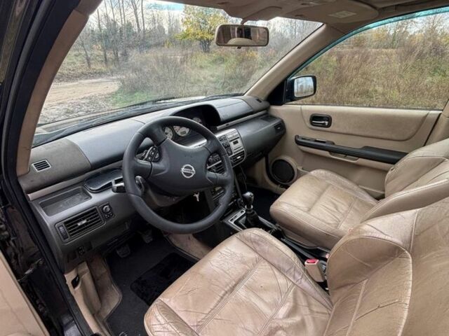 Черный Ниссан ИксТрейл, объемом двигателя 2.2 л и пробегом 300 тыс. км за 4000 $, фото 6 на Automoto.ua