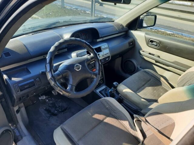 Черный Ниссан ИксТрейл, объемом двигателя 2.2 л и пробегом 280 тыс. км за 3000 $, фото 4 на Automoto.ua