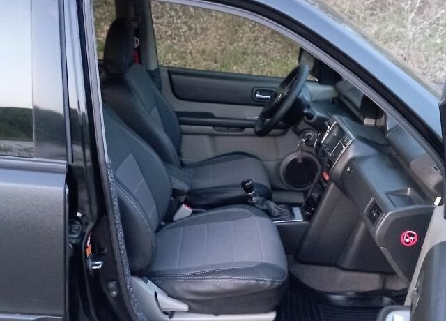 Черный Ниссан ИксТрейл, объемом двигателя 2 л и пробегом 380 тыс. км за 6500 $, фото 6 на Automoto.ua