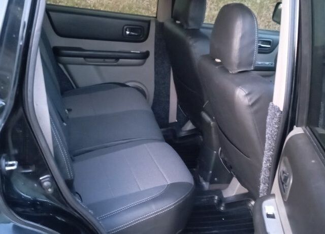 Черный Ниссан ИксТрейл, объемом двигателя 2 л и пробегом 380 тыс. км за 6500 $, фото 7 на Automoto.ua