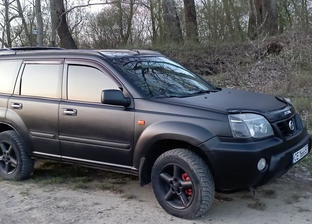 Черный Ниссан ИксТрейл, объемом двигателя 2 л и пробегом 380 тыс. км за 6500 $, фото 2 на Automoto.ua