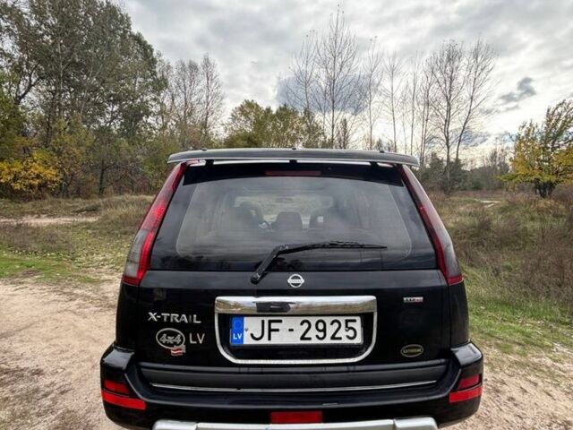 Черный Ниссан ИксТрейл, объемом двигателя 2.2 л и пробегом 300 тыс. км за 4000 $, фото 3 на Automoto.ua