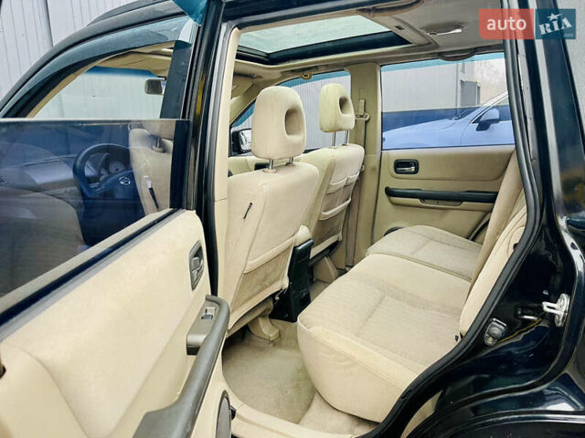 Черный Ниссан ИксТрейл, объемом двигателя 2 л и пробегом 320 тыс. км за 5600 $, фото 8 на Automoto.ua