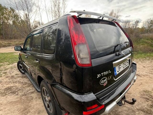 Черный Ниссан ИксТрейл, объемом двигателя 2.2 л и пробегом 300 тыс. км за 4000 $, фото 4 на Automoto.ua
