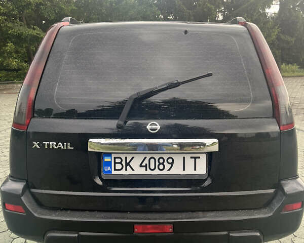 Черный Ниссан ИксТрейл, объемом двигателя 2.2 л и пробегом 356 тыс. км за 6000 $, фото 6 на Automoto.ua