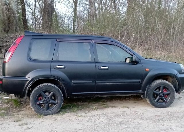 Черный Ниссан ИксТрейл, объемом двигателя 2 л и пробегом 380 тыс. км за 6500 $, фото 3 на Automoto.ua