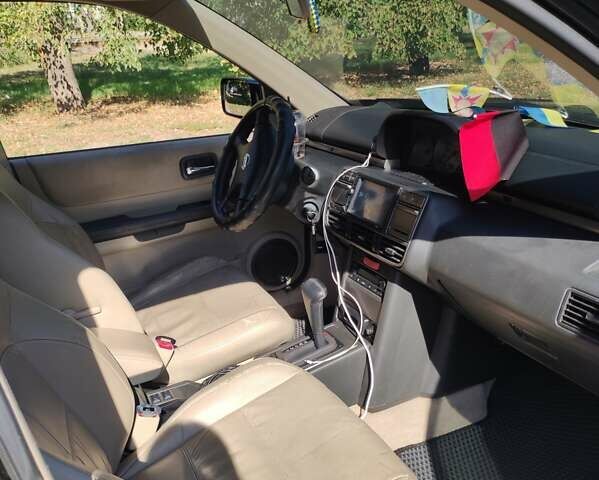 Черный Ниссан ИксТрейл, объемом двигателя 2 л и пробегом 227 тыс. км за 5200 $, фото 1 на Automoto.ua