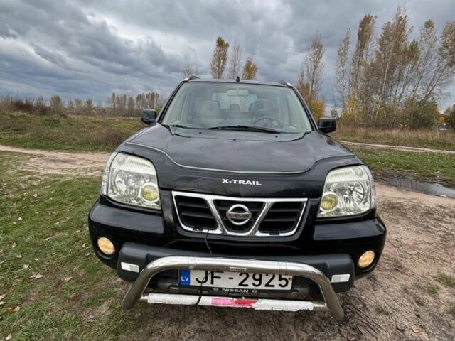 Черный Ниссан ИксТрейл, объемом двигателя 2.2 л и пробегом 300 тыс. км за 4000 $, фото 2 на Automoto.ua
