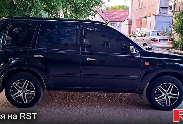 Черный Ниссан ИксТрейл, объемом двигателя 2 л и пробегом 257 тыс. км за 5800 $, фото 3 на Automoto.ua