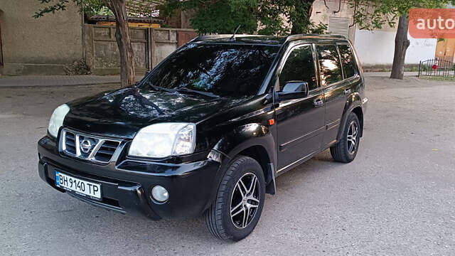 Черный Ниссан ИксТрейл, объемом двигателя 2 л и пробегом 300 тыс. км за 5500 $, фото 1 на Automoto.ua