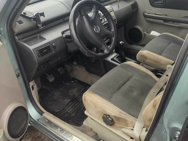 Черный Ниссан ИксТрейл, объемом двигателя 2.2 л и пробегом 220 тыс. км за 3350 $, фото 5 на Automoto.ua