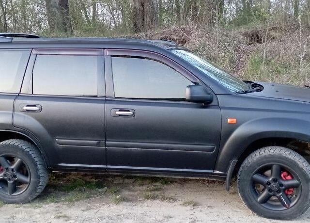 Черный Ниссан ИксТрейл, объемом двигателя 2 л и пробегом 380 тыс. км за 6500 $, фото 1 на Automoto.ua