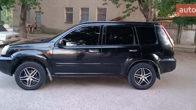 Черный Ниссан ИксТрейл, объемом двигателя 2 л и пробегом 300 тыс. км за 6300 $, фото 2 на Automoto.ua