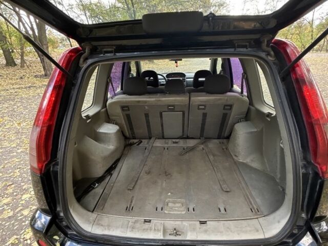 Черный Ниссан ИксТрейл, объемом двигателя 2.2 л и пробегом 275 тыс. км за 3000 $, фото 10 на Automoto.ua