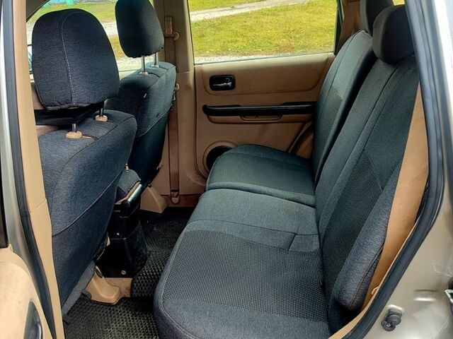 Черный Ниссан ИксТрейл, объемом двигателя 2.2 л и пробегом 357 тыс. км за 4000 $, фото 9 на Automoto.ua