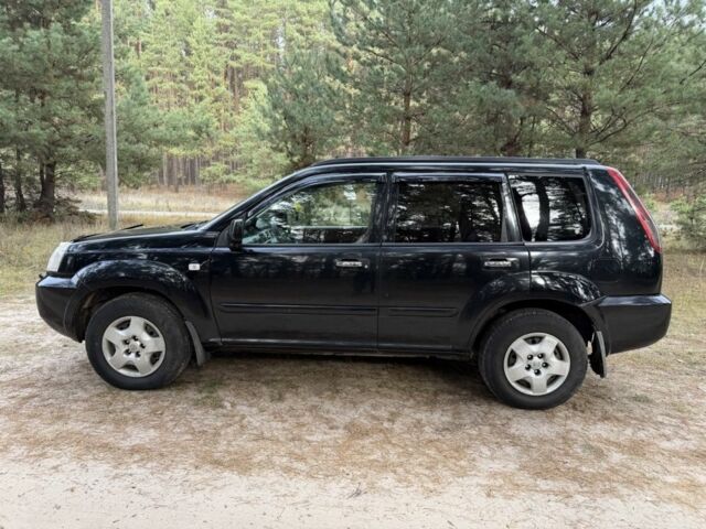 Черный Ниссан ИксТрейл, объемом двигателя 2.2 л и пробегом 225 тыс. км за 3800 $, фото 4 на Automoto.ua