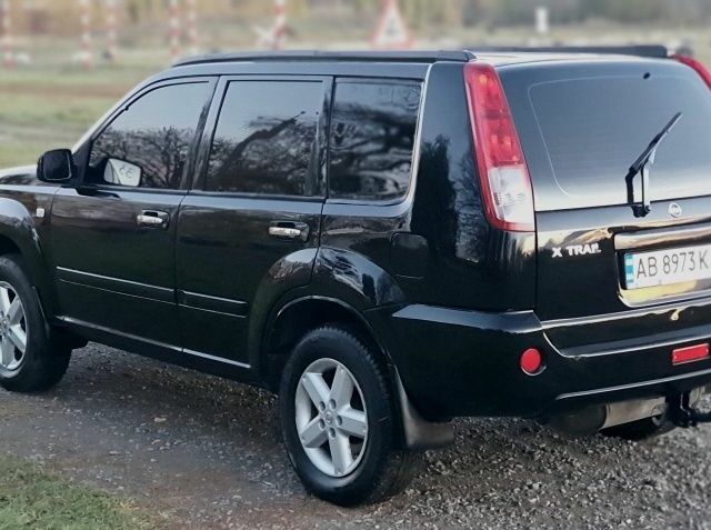 Черный Ниссан ИксТрейл, объемом двигателя 2.5 л и пробегом 260 тыс. км за 5150 $, фото 2 на Automoto.ua
