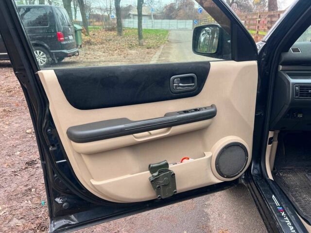 Черный Ниссан ИксТрейл, объемом двигателя 2 л и пробегом 215 тыс. км за 6490 $, фото 8 на Automoto.ua