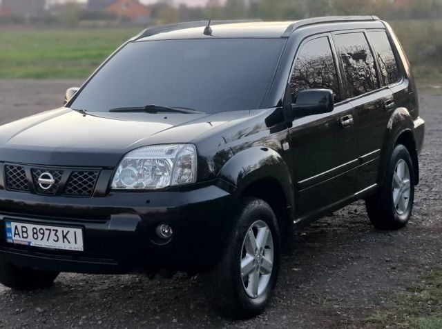 Черный Ниссан ИксТрейл, объемом двигателя 2.5 л и пробегом 260 тыс. км за 5150 $, фото 3 на Automoto.ua