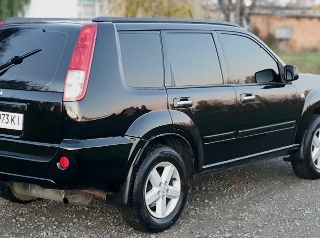 Черный Ниссан ИксТрейл, объемом двигателя 2.5 л и пробегом 260 тыс. км за 5150 $, фото 1 на Automoto.ua