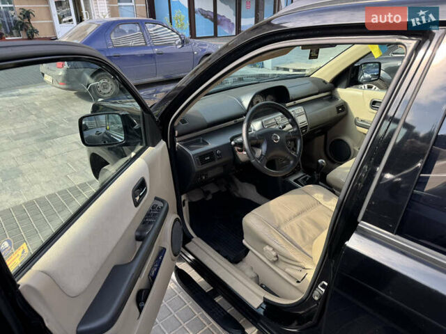 Черный Ниссан ИксТрейл, объемом двигателя 2.5 л и пробегом 318 тыс. км за 8000 $, фото 7 на Automoto.ua