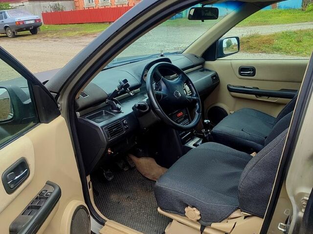 Черный Ниссан ИксТрейл, объемом двигателя 2.2 л и пробегом 357 тыс. км за 4000 $, фото 7 на Automoto.ua