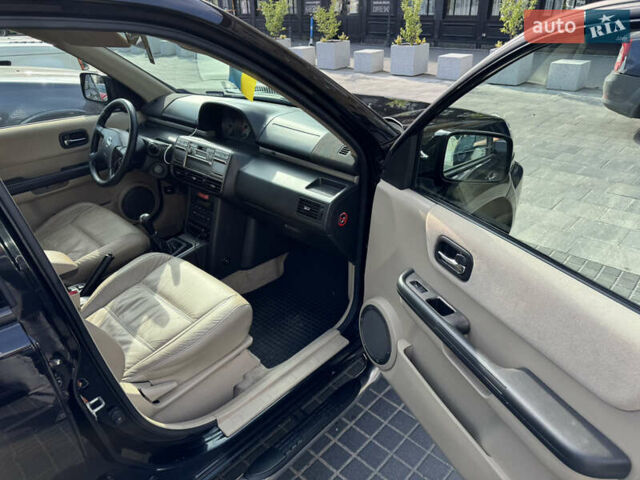 Черный Ниссан ИксТрейл, объемом двигателя 2.5 л и пробегом 318 тыс. км за 8000 $, фото 11 на Automoto.ua