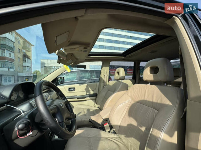 Черный Ниссан ИксТрейл, объемом двигателя 2.5 л и пробегом 318 тыс. км за 8000 $, фото 15 на Automoto.ua