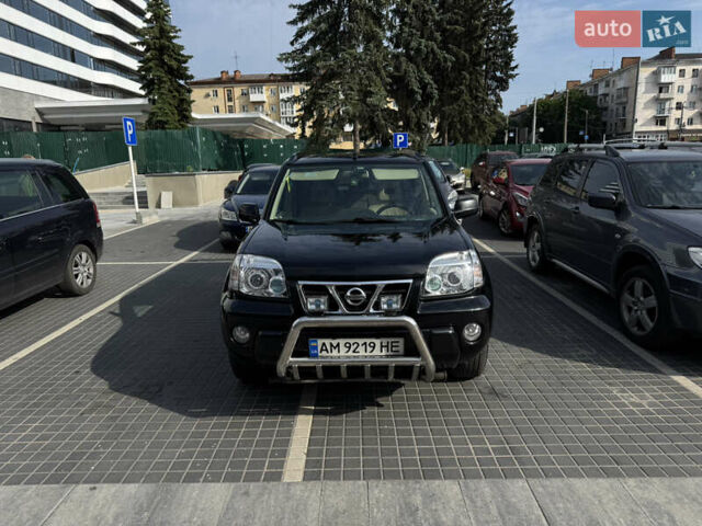 Черный Ниссан ИксТрейл, объемом двигателя 2.5 л и пробегом 318 тыс. км за 8000 $, фото 2 на Automoto.ua