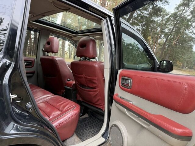 Черный Ниссан ИксТрейл, объемом двигателя 2.2 л и пробегом 225 тыс. км за 3800 $, фото 8 на Automoto.ua