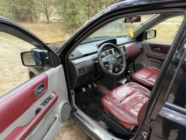 Черный Ниссан ИксТрейл, объемом двигателя 2.2 л и пробегом 225 тыс. км за 3800 $, фото 10 на Automoto.ua