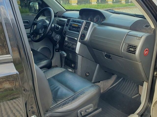 Черный Ниссан ИксТрейл, объемом двигателя 2.5 л и пробегом 260 тыс. км за 5150 $, фото 5 на Automoto.ua