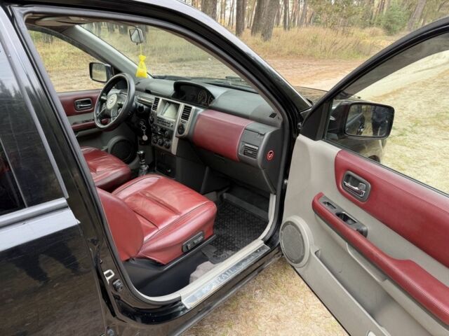 Черный Ниссан ИксТрейл, объемом двигателя 2.2 л и пробегом 225 тыс. км за 3800 $, фото 11 на Automoto.ua