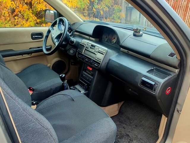 Черный Ниссан ИксТрейл, объемом двигателя 2.2 л и пробегом 357 тыс. км за 4000 $, фото 8 на Automoto.ua