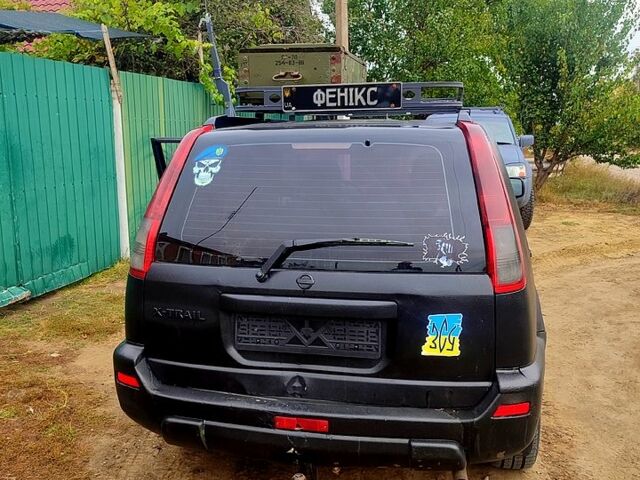 Черный Ниссан ИксТрейл, объемом двигателя 2.2 л и пробегом 357 тыс. км за 4000 $, фото 2 на Automoto.ua
