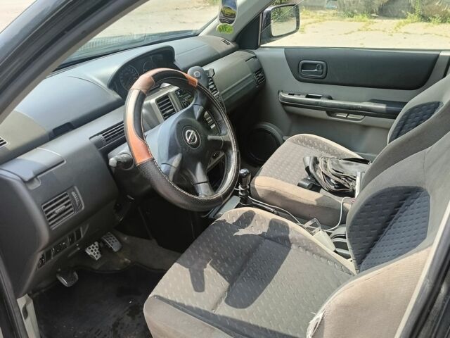 Черный Ниссан ИксТрейл, объемом двигателя 2.2 л и пробегом 338 тыс. км за 2900 $, фото 6 на Automoto.ua