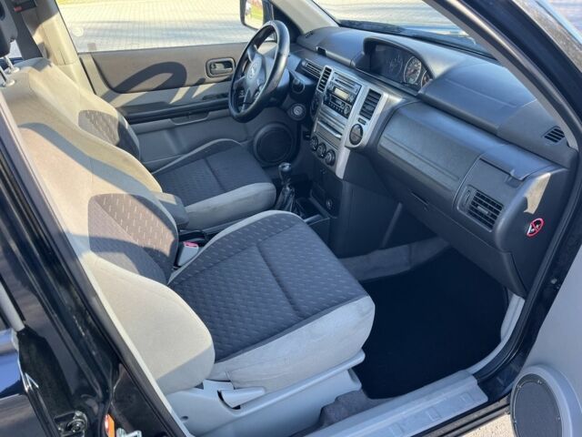 Чорний Ніссан ІксТрейл, об'ємом двигуна 2.2 л та пробігом 279 тис. км за 3483 $, фото 2 на Automoto.ua