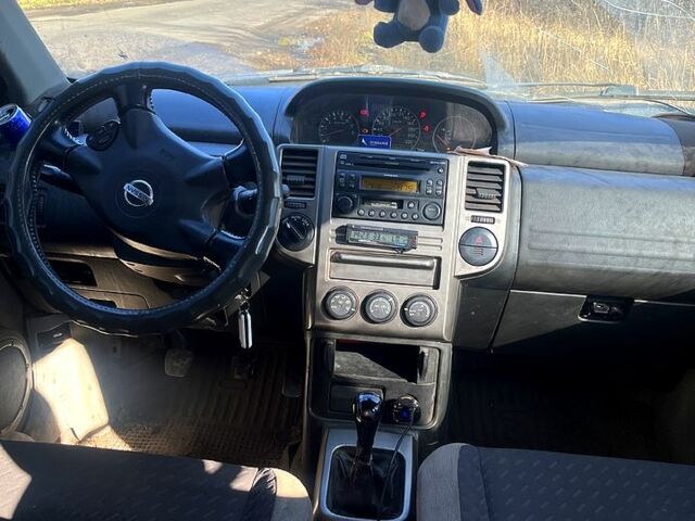 Черный Ниссан ИксТрейл, объемом двигателя 2.5 л и пробегом 365 тыс. км за 4500 $, фото 5 на Automoto.ua