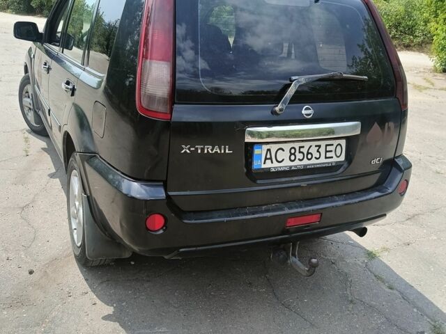 Черный Ниссан ИксТрейл, объемом двигателя 2.2 л и пробегом 338 тыс. км за 2900 $, фото 1 на Automoto.ua