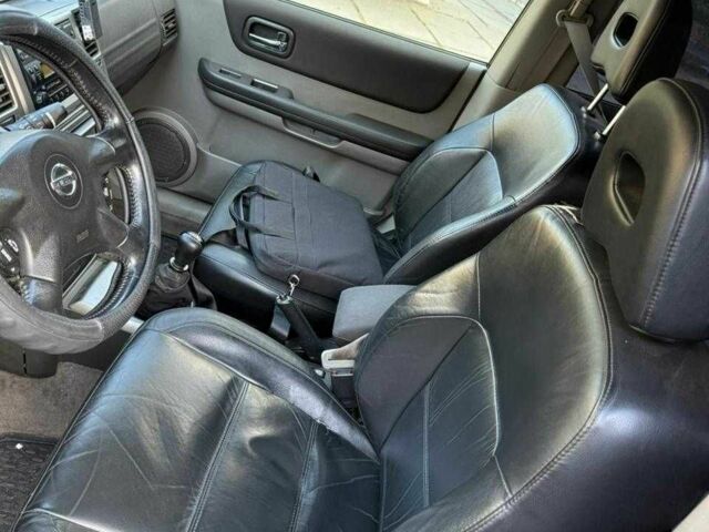 Чорний Ніссан ІксТрейл, об'ємом двигуна 2.2 л та пробігом 360 тис. км за 4500 $, фото 2 на Automoto.ua