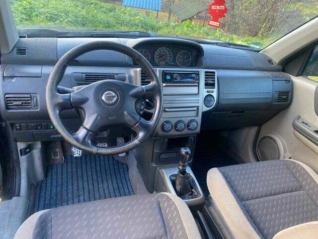 Черный Ниссан ИксТрейл, объемом двигателя 2.2 л и пробегом 339 тыс. км за 3850 $, фото 6 на Automoto.ua